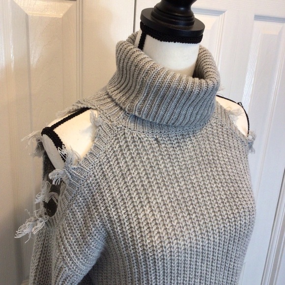 Almost Famous Gray Cold Shoulder Fringe Pullover Turtleneck Sweater Size Medium - Picture 5 of 9